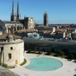 la cour intérieur de l'ENM Bordeaux, avec la Tour des Minimes devant son miroir d'eau